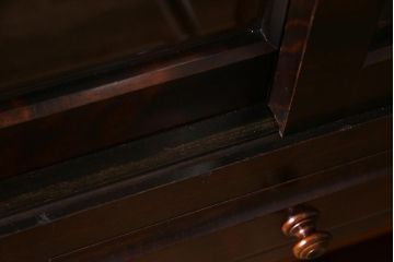 中古　北海道民芸家具　ガラス引き戸のシックな食器棚(カップボード、収納棚)(R-037781)