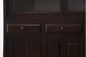 中古　北海道民芸家具　ガラス引き戸のシックな食器棚(カップボード、収納棚)(R-037781)