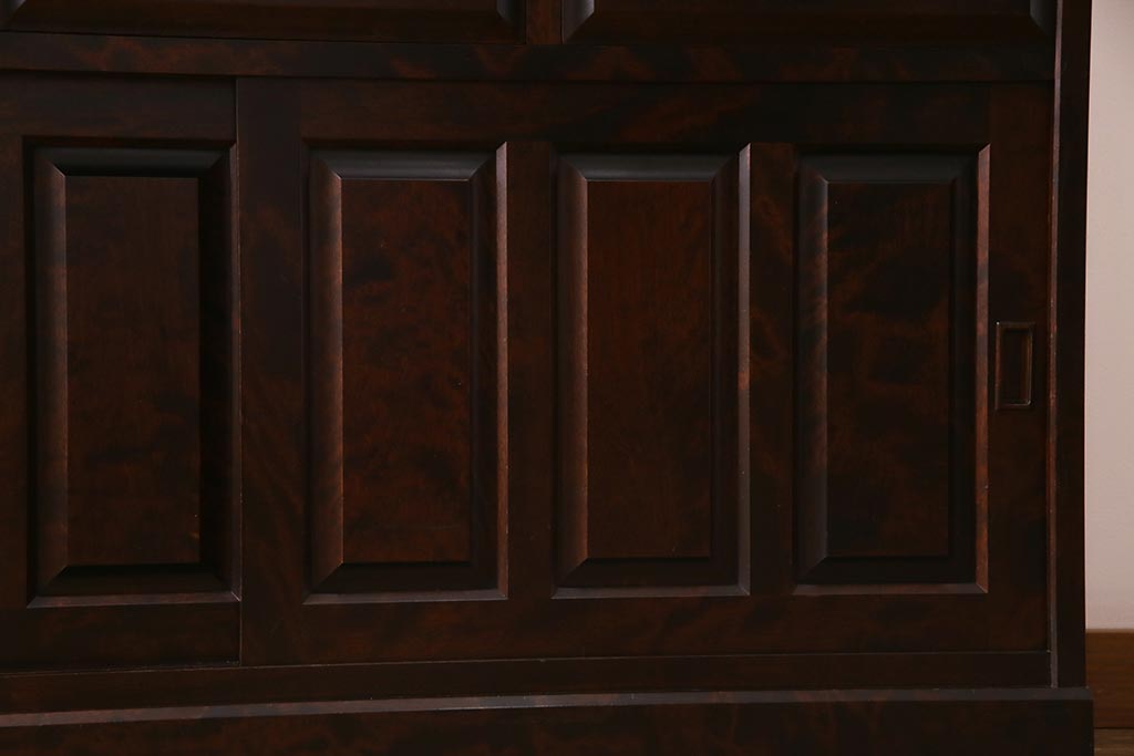 中古　北海道民芸家具　ガラス引き戸のシックな食器棚(カップボード、収納棚)(R-037781)