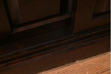 中古　北海道民芸家具　ガラス引き戸のシックな食器棚(カップボード、収納棚)(R-037781)