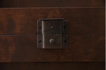 中古　北海道民芸家具　ガラス引き戸のシックな食器棚(カップボード、収納棚)(R-037781)