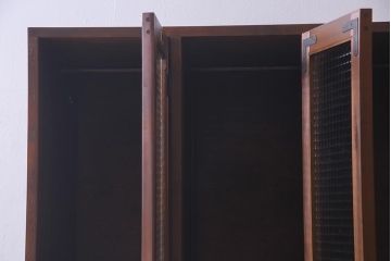ラフジュ工房オリジナル　ヒノキ無垢材・ヒバ材　チェッカーガラス入り　ノスタルジックな雰囲気漂う3人用ロッカー(ワードローブ)(R-037783)