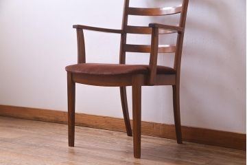 ヴィンテージ家具　北欧ビンテージ　G-PLAN(ジープラン)　エルム材　木の温もりと上品な佇まいが魅力のダイニングチェア(椅子)(R-037786)