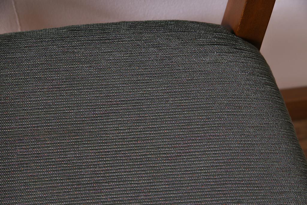ヴィンテージ家具　北欧ビンテージ　チーク材　ぬくもりを感じる昔懐かしいダイニングチェア(椅子)(R-037787)