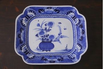 アンティーク雑貨　幕末明治期　花蝶図　染付変形大皿(和食器)(R-037793)