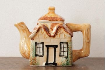 アンティーク雑貨　イギリスアンティーク　ハウス型の可愛らしいティーポット(R-037800)