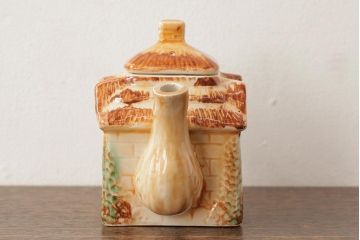 アンティーク雑貨　イギリスアンティーク　ハウス型の可愛らしいティーポット(R-037800)