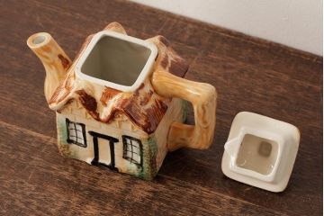 アンティーク雑貨　イギリスアンティーク　ハウス型の可愛らしいティーポット(R-037800)