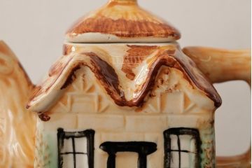 アンティーク雑貨　イギリスアンティーク　ハウス型の可愛らしいティーポット(R-037800)