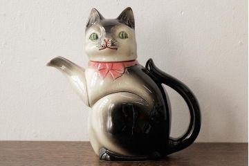 アンティーク雑貨　ドイツ　Erphila(アーフィラ)社　赤いリボンの猫型ティーポット(ネコ型ポット、陶器)(R-037803)