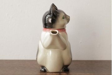 アンティーク雑貨　ドイツ　Erphila(アーフィラ)社　赤いリボンの猫型ティーポット(ネコ型ポット、陶器)(R-037803)
