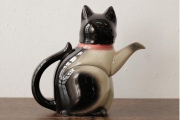 アンティーク雑貨　ドイツ　Erphila(アーフィラ)社　赤いリボンの猫型ティーポット(ネコ型ポット、陶器)(R-037803)