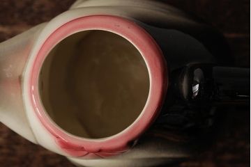 アンティーク雑貨　ドイツ　Erphila(アーフィラ)社　赤いリボンの猫型ティーポット(ネコ型ポット、陶器)(R-037803)