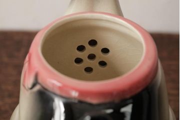 アンティーク雑貨　ドイツ　Erphila(アーフィラ)社　赤いリボンの猫型ティーポット(ネコ型ポット、陶器)(R-037803)