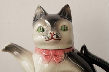 アンティーク雑貨　ドイツ　Erphila(アーフィラ)社　赤いリボンの猫型ティーポット(ネコ型ポット、陶器)(R-037803)