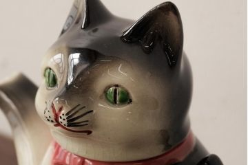 アンティーク雑貨　ドイツ　Erphila(アーフィラ)社　赤いリボンの猫型ティーポット(ネコ型ポット、陶器)(R-037803)
