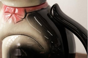 アンティーク雑貨　ドイツ　Erphila(アーフィラ)社　赤いリボンの猫型ティーポット(ネコ型ポット、陶器)(R-037803)