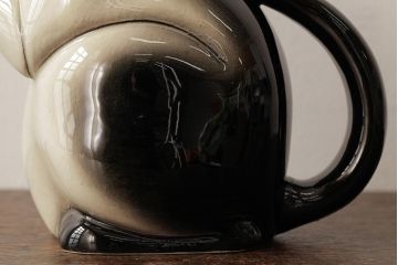 アンティーク雑貨　ドイツ　Erphila(アーフィラ)社　赤いリボンの猫型ティーポット(ネコ型ポット、陶器)(R-037803)