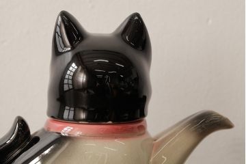 アンティーク雑貨　ドイツ　Erphila(アーフィラ)社　赤いリボンの猫型ティーポット(ネコ型ポット、陶器)(R-037803)