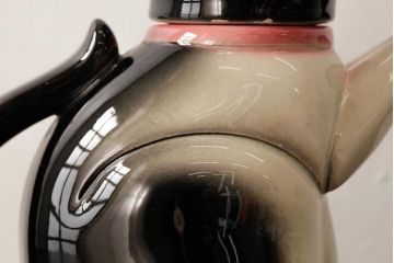 アンティーク雑貨　ドイツ　Erphila(アーフィラ)社　赤いリボンの猫型ティーポット(ネコ型ポット、陶器)(R-037803)