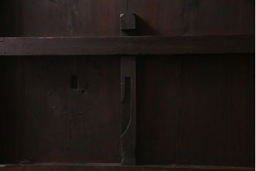アンティーク建具　明治大正期　新潟産　前面鉄板　特大金具が存在感を放つ蔵戸(鉄扉、引き戸、玄関戸)(R-037805)