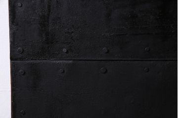 アンティーク建具　明治大正期　新潟産　前面鉄板　特大金具が存在感を放つ蔵戸(鉄扉、引き戸、玄関戸)(R-037805)