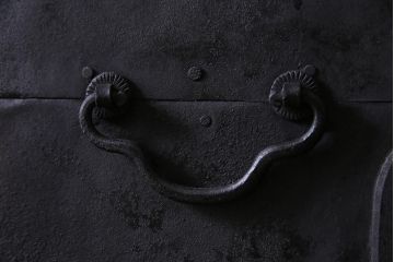アンティーク建具　明治大正期　新潟産　前面鉄板　特大金具が存在感を放つ蔵戸(鉄扉、引き戸、玄関戸)(R-037805)