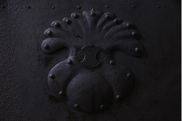 アンティーク建具　明治大正期　新潟産　前面鉄板　特大金具が存在感を放つ蔵戸(鉄扉、引き戸、玄関戸)(R-037805)