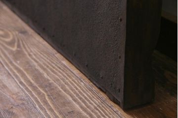 アンティーク建具　明治大正期　新潟産　前面鉄板　特大金具が存在感を放つ蔵戸(鉄扉、引き戸、玄関戸)(R-037805)