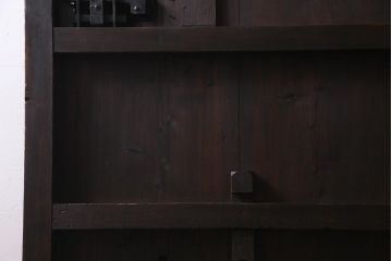 アンティーク建具　明治大正期　新潟産　前面鉄板　特大金具が存在感を放つ蔵戸(鉄扉、引き戸、玄関戸)(R-037805)