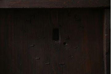 アンティーク建具　明治大正期　新潟産　前面鉄板　特大金具が存在感を放つ蔵戸(鉄扉、引き戸、玄関戸)(R-037805)