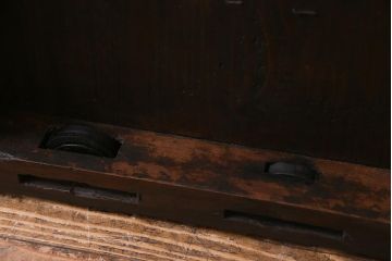 アンティーク建具　明治大正期　新潟産　前面鉄板　特大金具が存在感を放つ蔵戸(鉄扉、引き戸、玄関戸)(R-037805)