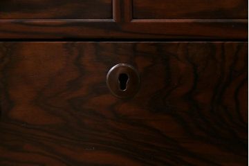 アンティーク家具　大正昭和初期　縞黒檀・桐材・栓材　銅金具　上手物!上質な作りの茶箪笥(茶棚、収納棚、違い棚、桐箪笥、桐たんす)(R-037806)