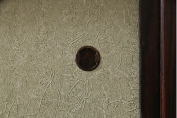 アンティーク家具　大正昭和初期　縞黒檀・桐材・栓材　銅金具　上手物!上質な作りの茶箪笥(茶棚、収納棚、違い棚、桐箪笥、桐たんす)(R-037806)