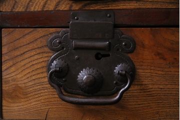 アンティーク家具　古民具・骨董　前面ケヤキ材　格式高い和の空間を演出する松本帳場箪笥(衣装箪笥、引き出し)(R-037807)