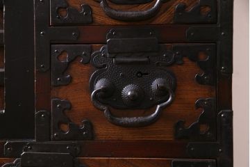 アンティーク家具　古民具・骨董　前面ケヤキ材　格式高い和の空間を演出する松本帳場箪笥(衣装箪笥、引き出し)(R-037807)