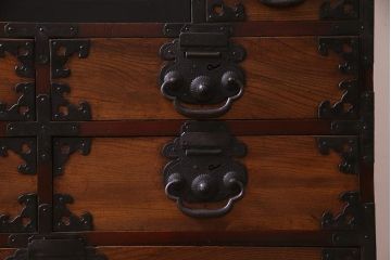 アンティーク家具　古民具・骨董　前面ケヤキ材　格式高い和の空間を演出する松本帳場箪笥(衣装箪笥、引き出し)(R-037807)