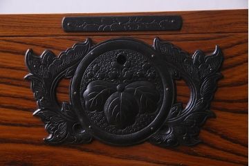 中古　民芸家具　岩谷堂箪笥　桐紋金具　片開き扉　かくし付き　重厚な雰囲気が魅力的な衣装箪笥(引き出し)(R-037808)