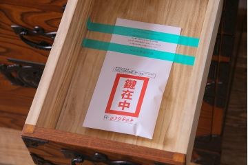 中古　民芸家具　岩谷堂箪笥　桐紋金具　片開き扉　かくし付き　重厚な雰囲気が魅力的な衣装箪笥(引き出し)(R-037808)