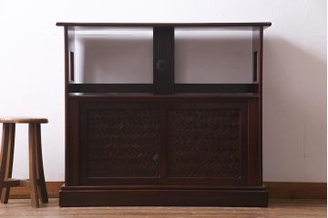 中古　国産工芸家具　漆塗り　ケヤキ材　高級感を高める網代編みの引き戸の茶棚(飾棚、戸棚)(R-037812)