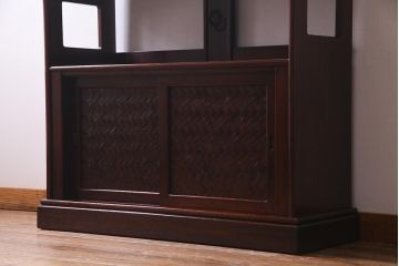 中古　国産工芸家具　漆塗り　ケヤキ材　高級感を高める網代編みの引き戸の茶棚(飾棚、戸棚)(R-037812)