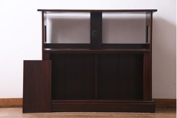 中古　国産工芸家具　漆塗り　ケヤキ材　高級感を高める網代編みの引き戸の茶棚(飾棚、戸棚)(R-037812)