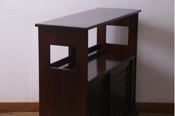 中古　国産工芸家具　漆塗り　ケヤキ材　高級感を高める網代編みの引き戸の茶棚(飾棚、戸棚)(R-037812)