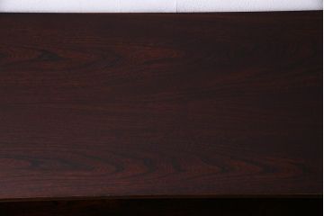 中古　国産工芸家具　漆塗り　ケヤキ材　高級感を高める網代編みの引き戸の茶棚(飾棚、戸棚)(R-037812)