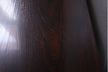 中古　国産工芸家具　漆塗り　ケヤキ材　高級感を高める網代編みの引き戸の茶棚(飾棚、戸棚)(R-037812)