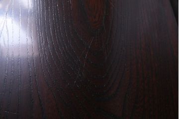 中古　国産工芸家具　漆塗り　ケヤキ材　高級感を高める網代編みの引き戸の茶棚(飾棚、戸棚)(R-037812)