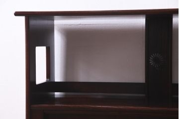 中古　国産工芸家具　漆塗り　ケヤキ材　高級感を高める網代編みの引き戸の茶棚(飾棚、戸棚)(R-037812)