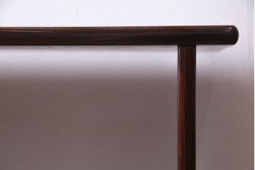 中古　国産工芸家具　漆塗り　ケヤキ材　高級感を高める網代編みの引き戸の茶棚(飾棚、戸棚)(R-037812)