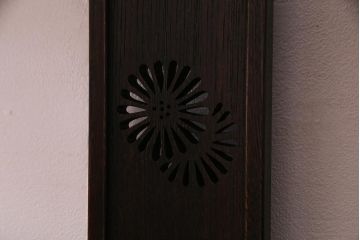 中古　国産工芸家具　漆塗り　ケヤキ材　高級感を高める網代編みの引き戸の茶棚(飾棚、戸棚)(R-037812)
