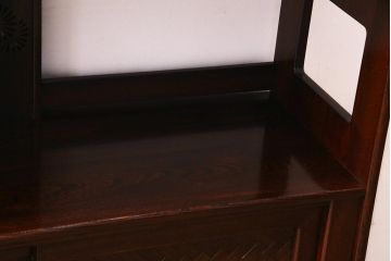 中古　国産工芸家具　漆塗り　ケヤキ材　高級感を高める網代編みの引き戸の茶棚(飾棚、戸棚)(R-037812)